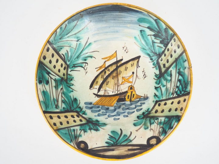 Plat en faience italienne XIXème à décor polychrome de galère. Diam. 2