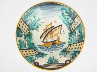 Vente aux enchères Plat en faience italienne XIXème à décor polychrome de galère. Diam. 2