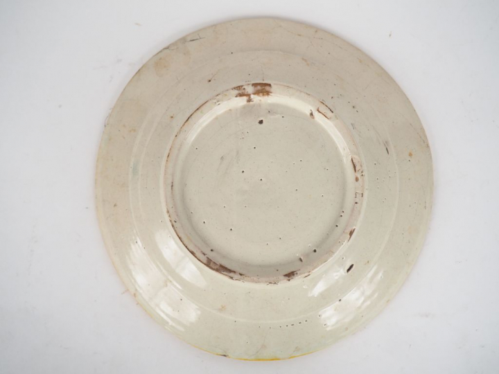 Plat en faience italienne XIXème à décor polychrome de galère. Diam. 2