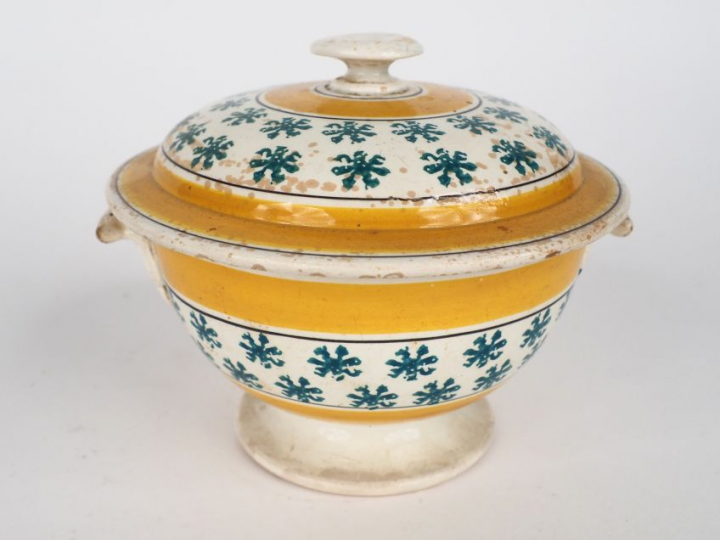 Bouillon XIXème en faïence polychrome de Gien à décor de feuillage ver