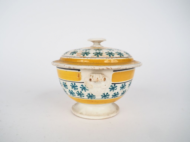 Bouillon XIXème en faïence polychrome de Gien à décor de feuillage ver