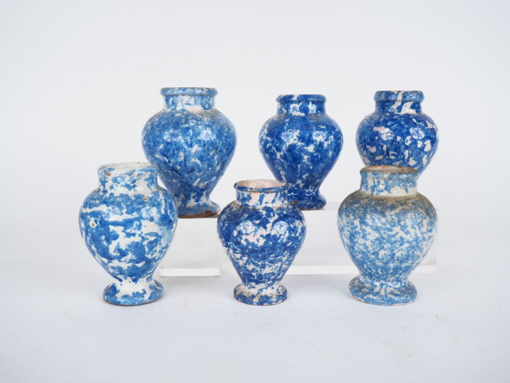 Suite de 6 pots XIXème en faïence polychrome de Toulouse décor à l'épo