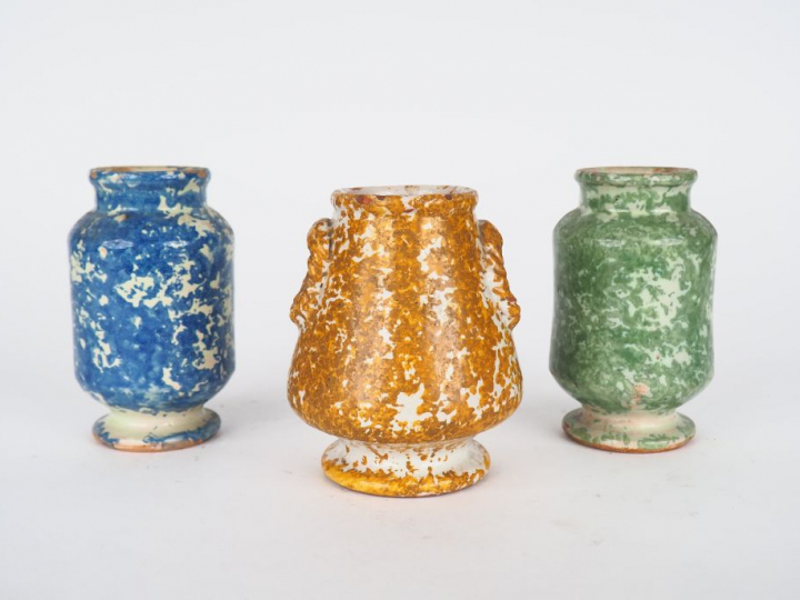 Suite de 3 différents pots XIXème en faïence de Toulouse décor à l'épo