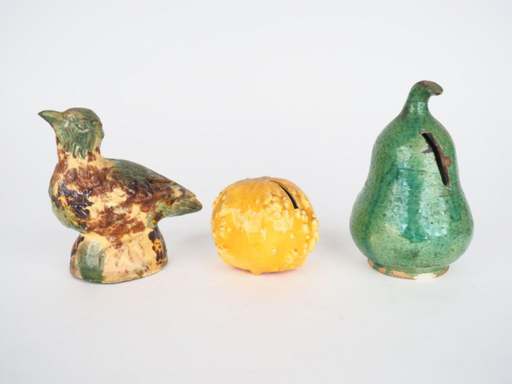 3 différentes tirelires en terre vernissée polychrome figurant un oise