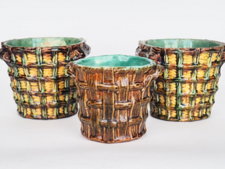 Vente aux enchères Paire cache-pots et un cache pot en barbotine polychrome en forme de p