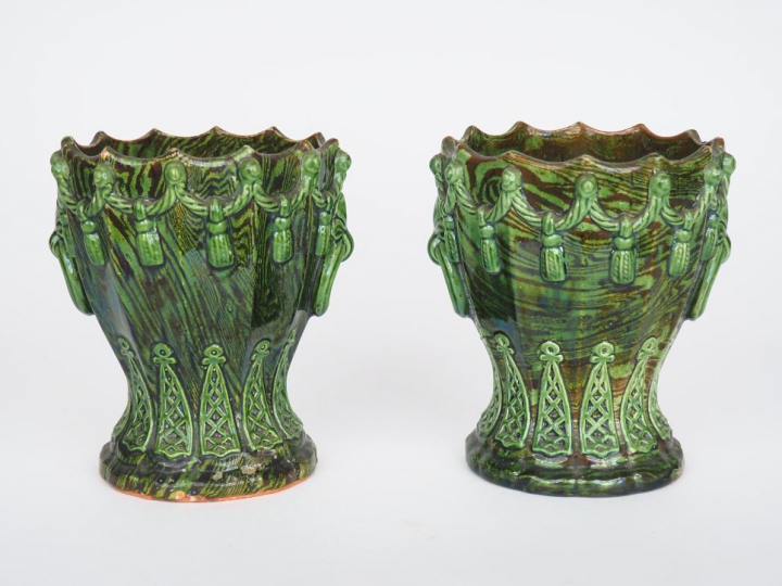 Paire de cache-pots en terre vernissée verte. Dim. 15,5 x 13 cm.