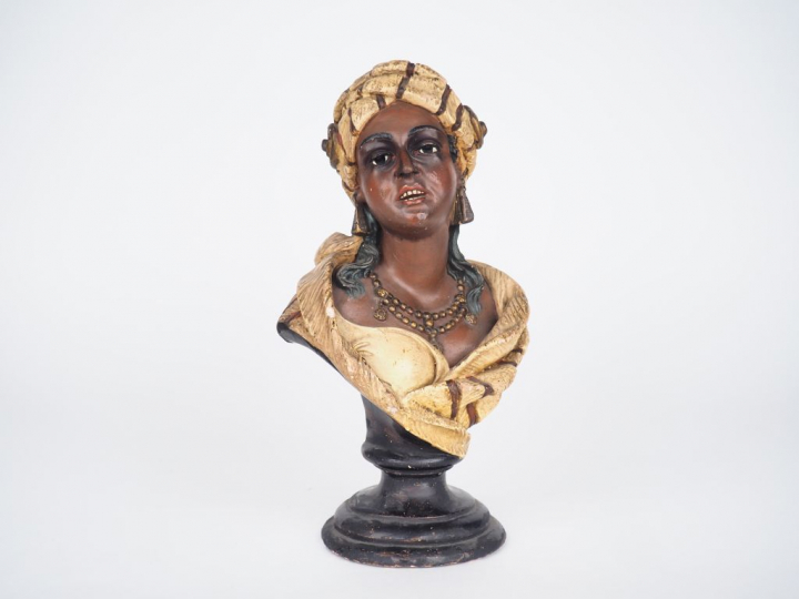 Sujet 1900 en plâtre polychrome "Jeune orientale au turban". H. 27 cm.