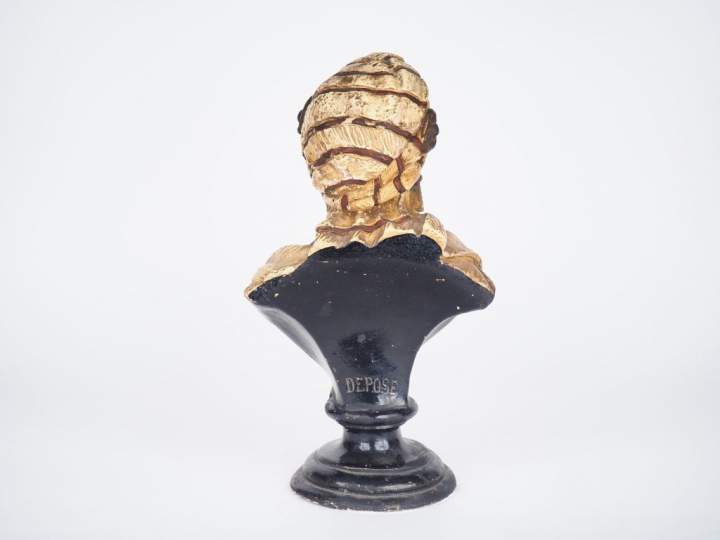 Sujet 1900 en plâtre polychrome "Jeune orientale au turban". H. 27 cm.
