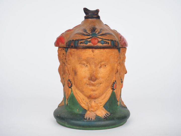 Pot à tabac fin XIXème début Xxème en terre cuite polychrome figurant 