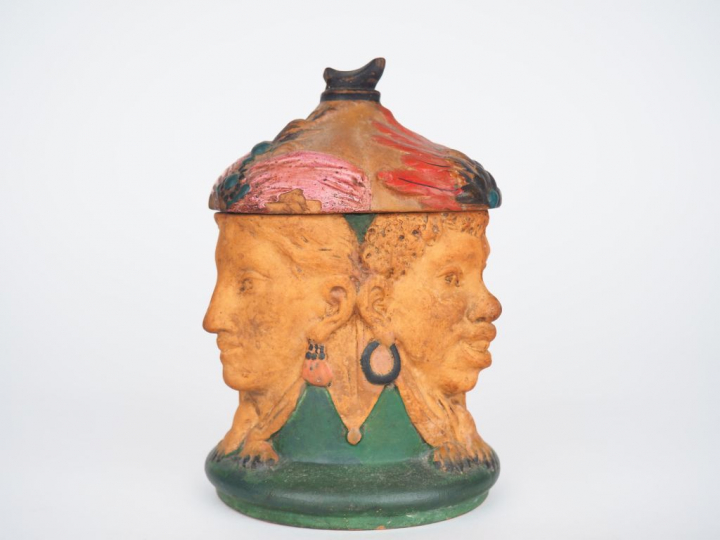 Pot à tabac fin XIXème début Xxème en terre cuite polychrome figurant 