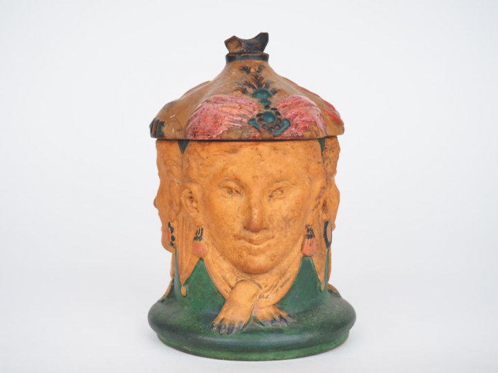 Pot à tabac fin XIXème début Xxème en terre cuite polychrome figurant 