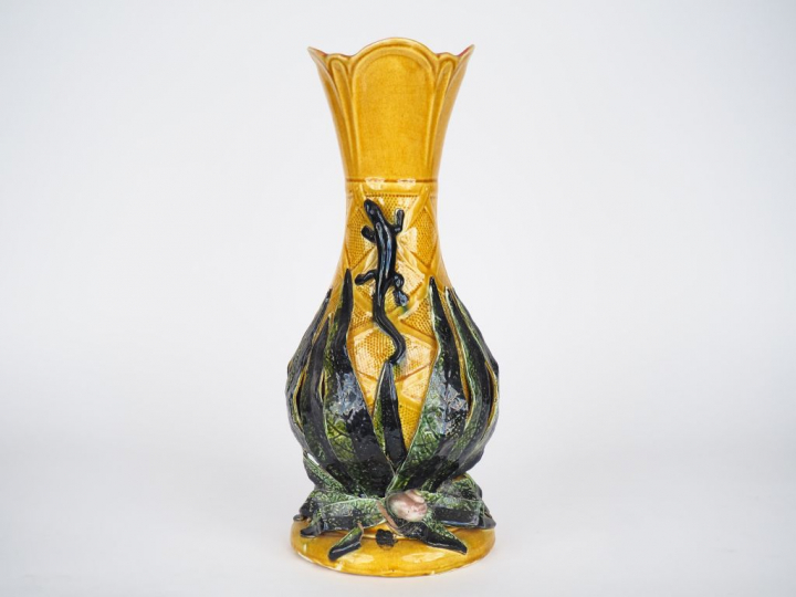 Vase 1900 en barbotine à décor polychrome et en relief de végétaux, de