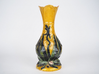 Vente aux enchères Vase 1900 en barbotine à décor polychrome et en relief de végétaux, de