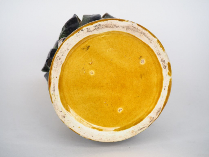 Vase 1900 en barbotine à décor polychrome et en relief de végétaux, de