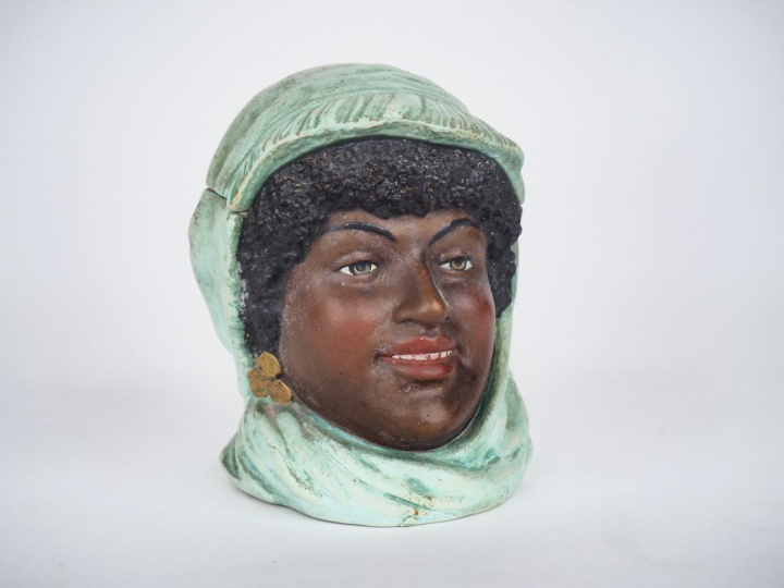 Pot à tabac fin XIXème en stuc polychrome en forme de jeune africaine.