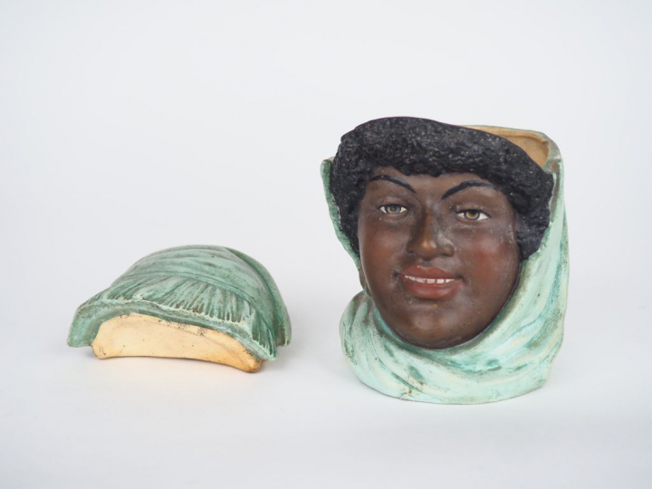 Pot à tabac fin XIXème en stuc polychrome en forme de jeune africaine.