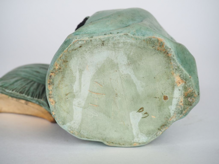 Pot à tabac fin XIXème en stuc polychrome en forme de jeune africaine.