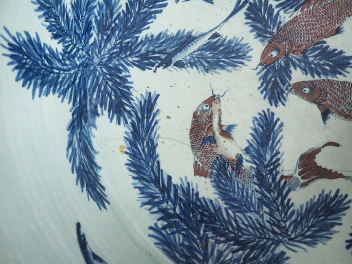 Chine, XVIIIe siècle,  Important bassin en porcelaine blanche, légèrem