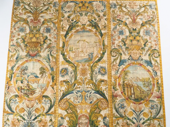 Très beau et grand panneau de broderie, XVIIème siècle, Italie ( ?).  