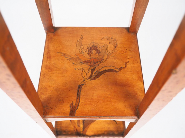 Sellette de style Art Nouveau en marqueterie à décor de fleurs.  H.115