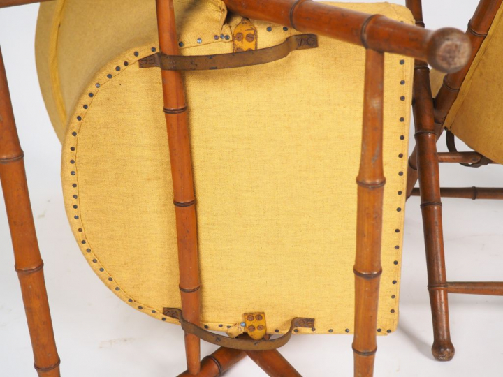 Paire de grands fauteuils pliants 1900 en bambou, garniture de tissu j