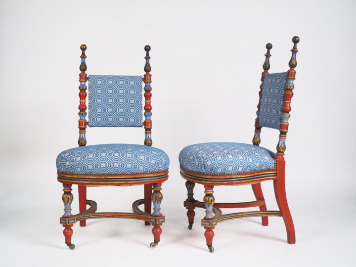 Paire de chaises XIXème en bois sculpté tourné polychrome, garniture d