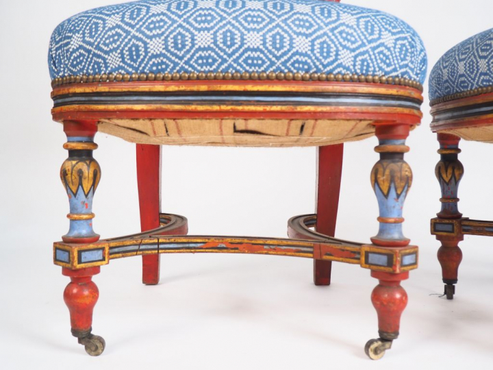 Paire de chaises XIXème en bois sculpté tourné polychrome, garniture d