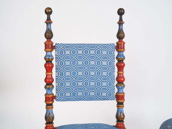 Paire de chaises XIXème en bois sculpté tourné polychrome, garniture d