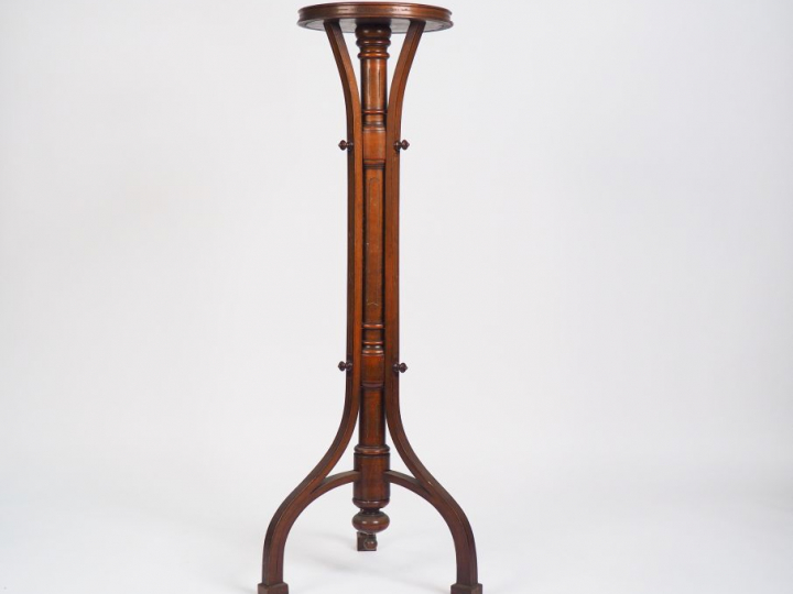 Sellette de style Art Nouveau en bois naturel, piètement tripode.  H. 