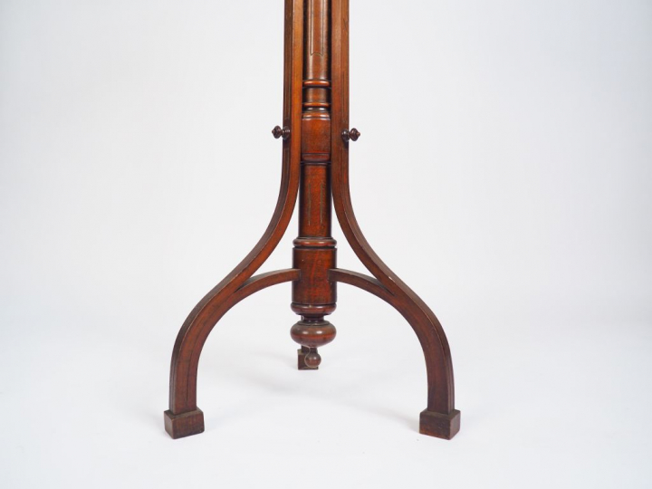 Sellette de style Art Nouveau en bois naturel, piètement tripode.  H. 