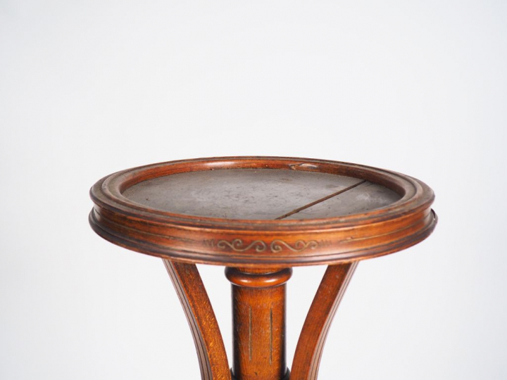 Sellette de style Art Nouveau en bois naturel, piètement tripode.  H. 