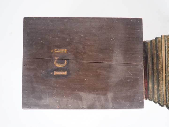 2 différents tabourets XIXème en forme de pile de livres.  Dim. 48,5 x