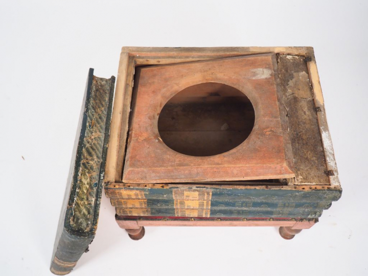 2 différents tabourets XIXème en forme de pile de livres.  Dim. 48,5 x
