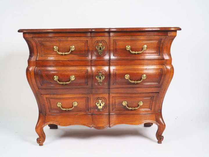 Commode bordelaise Louis XV en noyer mouluré ouvrant à trois tiroirs e