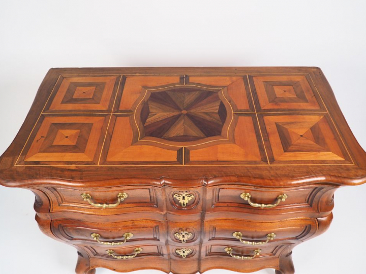 Commode bordelaise Louis XV en noyer mouluré ouvrant à trois tiroirs e