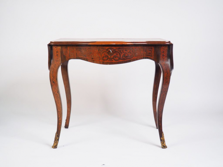 Table de milieu Napoléon III de style Louis XV en marqueterie, ouvrant