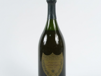Vente aux enchères 1 BOUTEILLE CHAMPAGNE DOM PERIGNON - 1964 - 4 CM SOUS LA COIFFE