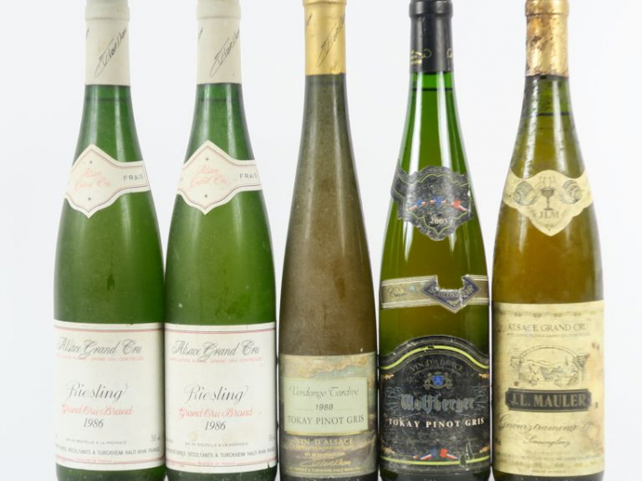 5 BOUTEILLES: 2 RIESLING GC BRAND 1986 - 2 TOKAY PINOT GRIS (1 V.T. 19