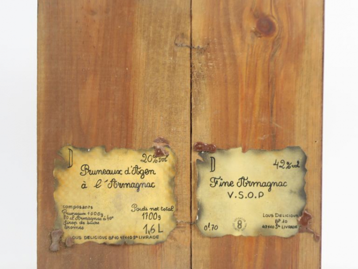 1 COFFRET COMPRENANT : 1 FINE ARMAGNAC VSOP 42° - 1 PRUNEAUX D'AGEN A 