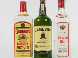 Vente aux enchères 3 BOUTEILLES (1 L) : 1 WHISKY JAMESON - 1 GIN GORDON'S - 1 GIN OXFORD