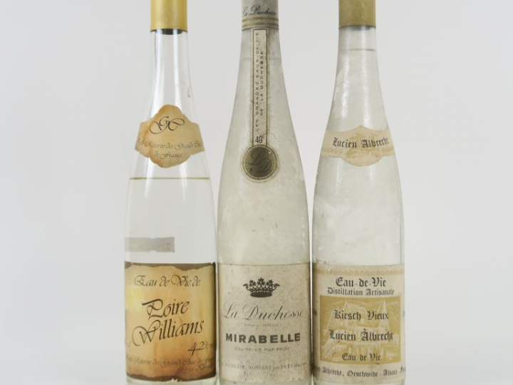 3 BOUTEILLES EAUX DE VIES : 1 POIRE WILLIAMS 42° - 1 MIRABELLE - 1 KIR