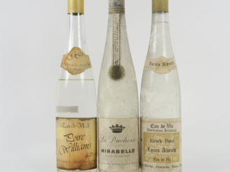 Vente aux enchères 3 BOUTEILLES EAUX DE VIES : 1 POIRE WILLIAMS 42° - 1 MIRABELLE - 1 KIR