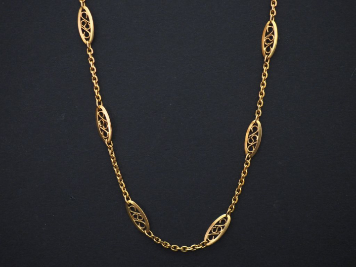 Chaine en or jaune, maille forçat, à décor de maillons ovales filigran