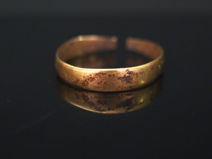 Alliance en or jaune. TDD. 53 Poids. 1,17 g (coupée)