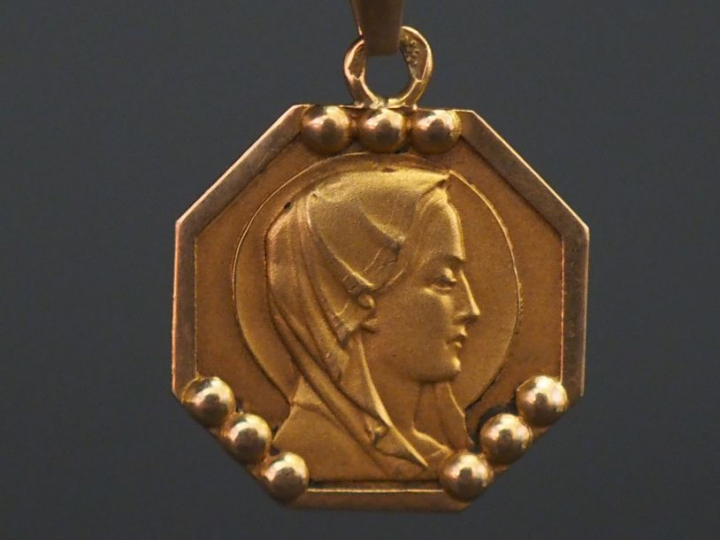 Petite médaille religieuse de forme octogonale en or jaune, figurant l