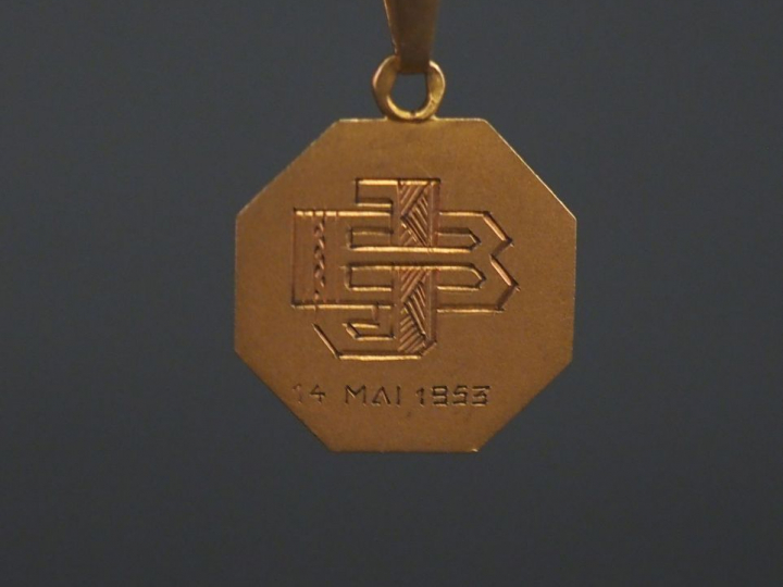 Petite médaille religieuse de forme octogonale en or jaune, figurant l