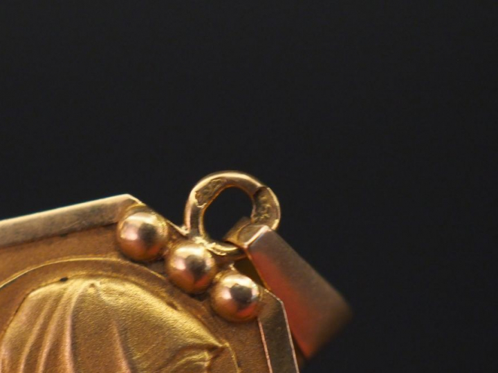 Petite médaille religieuse de forme octogonale en or jaune, figurant l