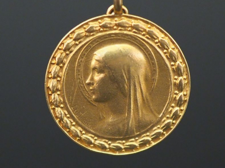 Médaille religieuse en or jaune, figurant la Sainte  Vierge de profil.