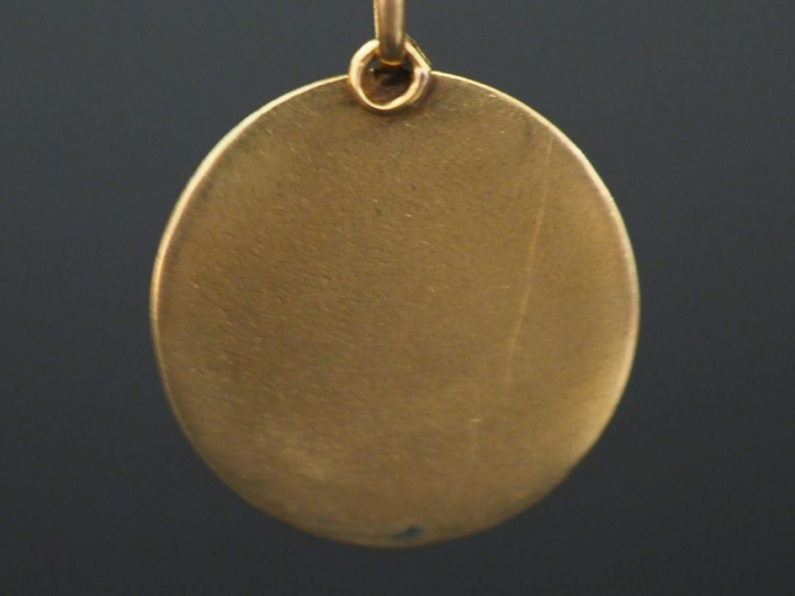 Médaille religieuse en or jaune, figurant la Sainte  Vierge de profil.