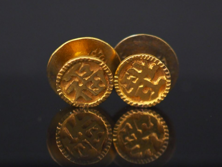Paire de boutons de manchettes en or jaune, à décor de caractères asia